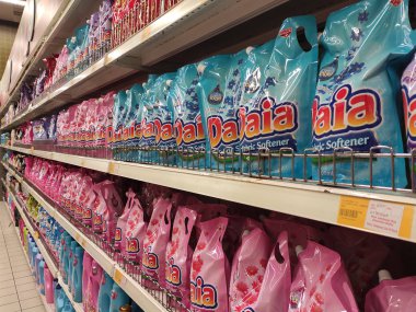 Kuala Lumpur, Malezya -2019: Kuala yumuşatıcıları plastik şişeye doldurulmuş ve rafta satışa sunulmuş yumuşak paketler. Müşterilerin seçmesini kolaylaştırmak için markaya göre sıralanır.