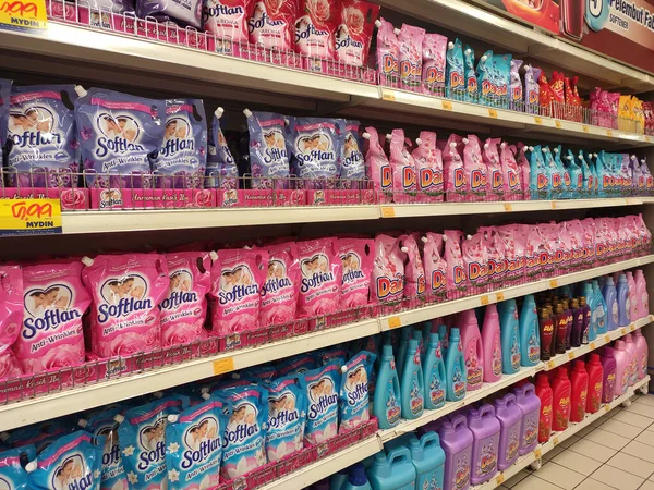 Kuala Lumpur, Malezya -2019: Kuala yumuşatıcıları plastik şişeye doldurulmuş ve rafta satışa sunulmuş yumuşak paketler. Müşterilerin seçmesini kolaylaştırmak için markaya göre sıralanır.