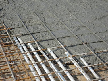 Çelik takviye çubuğuna dökülen ıslak beton zemini güçlendirmek için beton levhalar oluşturdu.. 