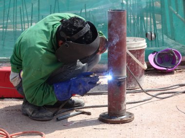 Kuala Lumpur, Malezya - 01 Kasım 2016: İnşaat işçilerinin inşaat sahasındaki boruları kaynak yapması. 