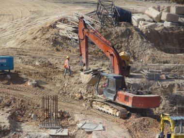 Kuala Lumpur, Malezya - 17 Temmuz 2017: İnşaat inşaatı yapan ağır inşaat makineleri.  