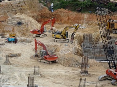 Kuala Lumpur, Malezya - 17 Temmuz 2017: İnşaat inşaatı yapan ağır inşaat makineleri.  