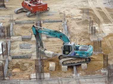 Kuala Lumpur, Malezya - 17 Temmuz 2017: İnşaat inşaatı yapan ağır inşaat makineleri.  