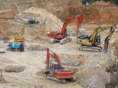 Kuala Lumpur, Malezya - 17 Temmuz 2017: İnşaat inşaatı yapan ağır inşaat makineleri.  