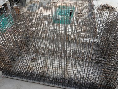 KUALA LUMPUR, MALAYSIA - AĞUSTOS 05, 2017: İnşaat alanındaki betonun güçlendirilmesinde kullanılan çelik takviye çubuğu. İnşaat işçileri tarafından küçük tellerle bağlanmış..