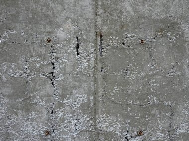 Bal peteği sorunu olan yeni beton yüzey ve içerideki takviye çubuğu açığa çıkarıyor. Sorun somut dayanıklılığı zayıflatıyor. 