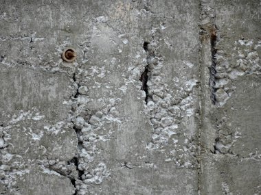 Bal peteği sorunu olan yeni beton yüzey ve içerideki takviye çubuğu açığa çıkarıyor. Sorun somut dayanıklılığı zayıflatıyor. 