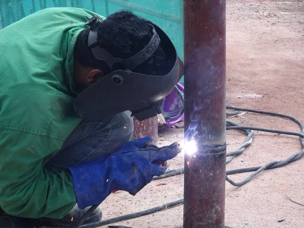 Kuala Lumpur Malasia Noviembre 2016 Trabajadores Construcción Soldando Tuberías Obra —  Fotos de Stock