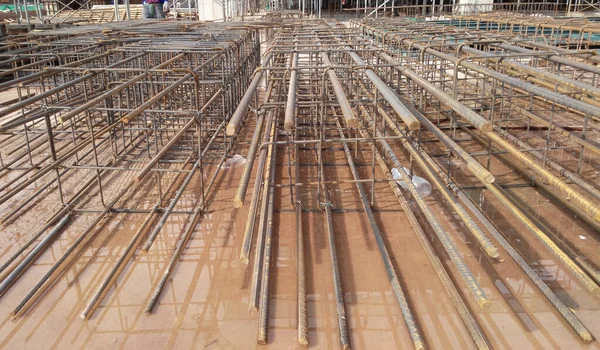 Kuala Lumpur Malaysia 2017年8月5日 建設現場でコンクリートを補強するために使用される鉄筋 これは 建設労働者による小さなワイヤを使用して接続されました — ストック写真