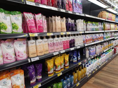 KUALA LUMPUR, MALAYSIA -AUGust 01, 2019: Çeşitli markalardan sıvı vücut sabunları süpermarketlerde paketlenip raflarda sergilenir. Müşterilerin seçmesini kolaylaştırmak için markayla ayrılmış..