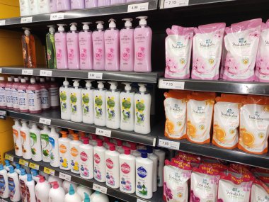 KUALA LUMPUR, MALAYSIA -AUGust 01, 2019: Çeşitli markalardan sıvı vücut sabunları süpermarketlerde paketlenip raflarda sergilenir. Müşterilerin seçmesini kolaylaştırmak için markayla ayrılmış..