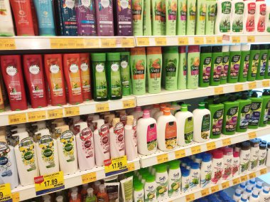 Kuala Lumpur, Malezya -07 Temmuz 2019: Süpermarketin içindeki raflarda sergilenen saç şampuanı seçici odaklı. Müşterilerin seçmesini kolaylaştırmak için markayla ayrılmış..