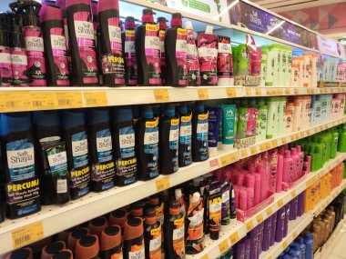 Kuala Lumpur, Malezya -07 Temmuz 2019: Süpermarketin içindeki raflarda sergilenen saç şampuanı seçici odaklı. Müşterilerin seçmesini kolaylaştırmak için markayla ayrılmış..