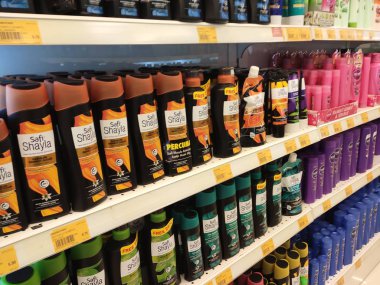 Kuala Lumpur, Malezya -07 Temmuz 2019: Süpermarketin içindeki raflarda sergilenen saç şampuanı seçici odaklı. Müşterilerin seçmesini kolaylaştırmak için markayla ayrılmış..
