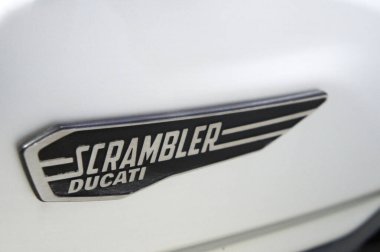 Kuala Lumpur, Malezya - 27 Temmuz 2019: Ducati motosiklet gövdesinde Ducati amblemi ve logosu. Ducati, İtalya 'nın en ünlü motosiklet üreticilerinden biridir.. 