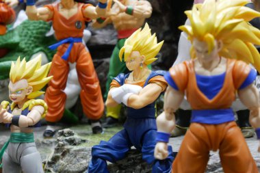 Kuala Lumpur, Malezya -05 Ekim 2019: Popüler Japon animasyon dizisi Dragonball 'dan model ölçekli aksiyon figürlerine odaklanmış. Koleksiyoncu ve pervanenin masadaki görüntüsü. 