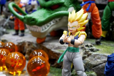 Kuala Lumpur, Malezya -05 Ekim 2019: Popüler Japon animasyon dizisi Dragonball 'dan model ölçekli aksiyon figürlerine odaklanmış. Koleksiyoncu ve pervanenin masadaki görüntüsü. 