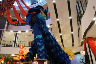 Kuala Lumpur, Malezya - 05 Şubat 2019: Halk için aslan dansı kostümünün kopyası. Çin Yeni Yıl Festivali 'nde aslan dansı gösterisinde kullanılan kopya.. 