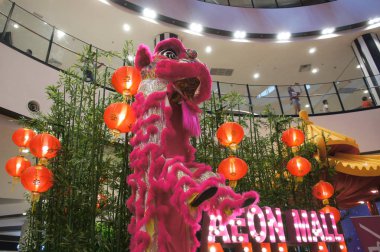 Kuala Lumpur, Malezya - 05 Şubat 2019: Halk için aslan dansı kostümünün kopyası. Çin Yeni Yıl Festivali 'nde aslan dansı gösterisinde kullanılan kopya.. 