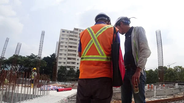 Kuala Lumpur Malaysia Abril 2019 Trabalhadores Construção Discutem Entre Questões — Fotografia de Stock