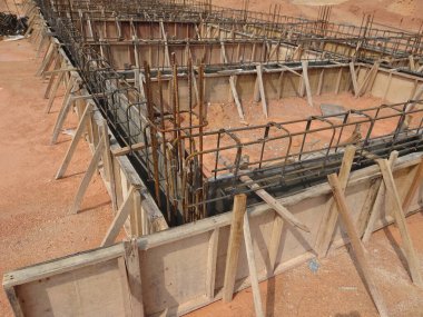 İnşaat halindeki zemin kirişini inşaat alanında geçici kereste kontrplak kullanarak inşa ediyoruz. Yapıyı güçlendirmek için güçlendirilmiş çelik..   