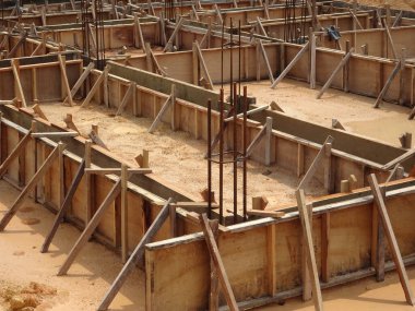 İnşaat halindeki zemin kirişini inşaat alanında geçici kereste kontrplak kullanarak inşa ediyoruz. Yapıyı güçlendirmek için güçlendirilmiş çelik..   