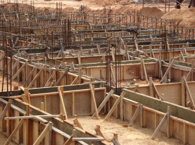 İnşaat halindeki zemin kirişini inşaat alanında geçici kereste kontrplak kullanarak inşa ediyoruz. Yapıyı güçlendirmek için güçlendirilmiş çelik..   