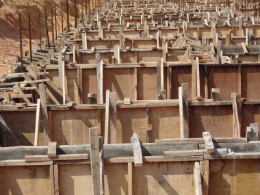 İnşaat halindeki zemin kirişini inşaat alanında geçici kereste kontrplak kullanarak inşa ediyoruz. Yapıyı güçlendirmek için güçlendirilmiş çelik..   