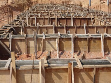 İnşaat halindeki zemin kirişini inşaat alanında geçici kereste kontrplak kullanarak inşa ediyoruz. Yapıyı güçlendirmek için güçlendirilmiş çelik..   