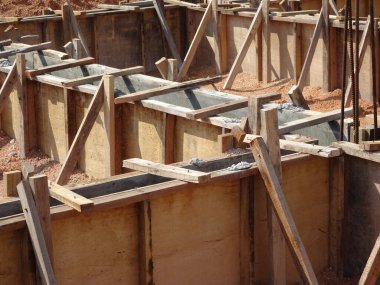 İnşaat halindeki zemin kirişini inşaat alanında geçici kereste kontrplak kullanarak inşa ediyoruz. Yapıyı güçlendirmek için güçlendirilmiş çelik..   