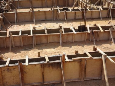 İnşaat halindeki zemin kirişini inşaat alanında geçici kereste kontrplak kullanarak inşa ediyoruz. Yapıyı güçlendirmek için güçlendirilmiş çelik..   