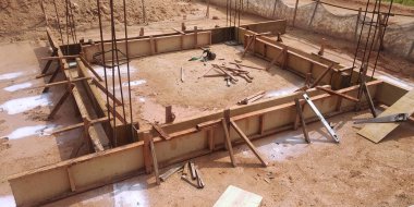 İnşaat halindeki zemin kirişini inşaat alanında geçici kereste kontrplak kullanarak inşa ediyoruz. Yapıyı güçlendirmek için güçlendirilmiş çelik..   