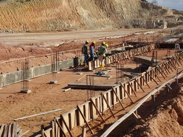 Construcción Vigas Tierra Construcción Utilizando Madera Contrachapada Temporal Sitio Reforzado —  Fotos de Stock