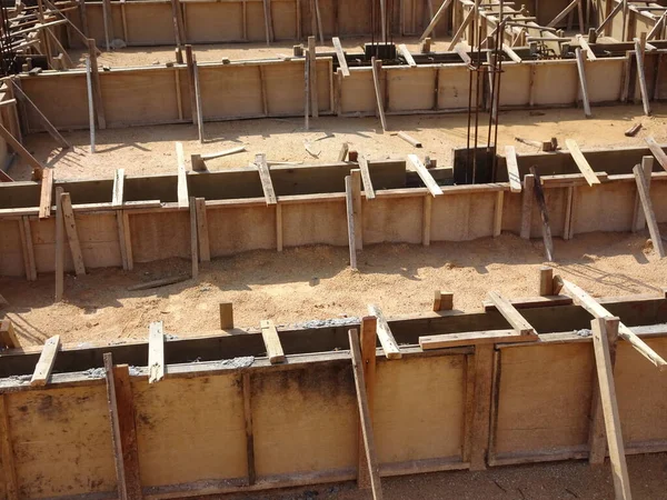 İnşaat halindeki zemin kirişini inşaat alanında geçici kereste kontrplak kullanarak inşa ediyoruz. Yapıyı güçlendirmek için güçlendirilmiş çelik..   