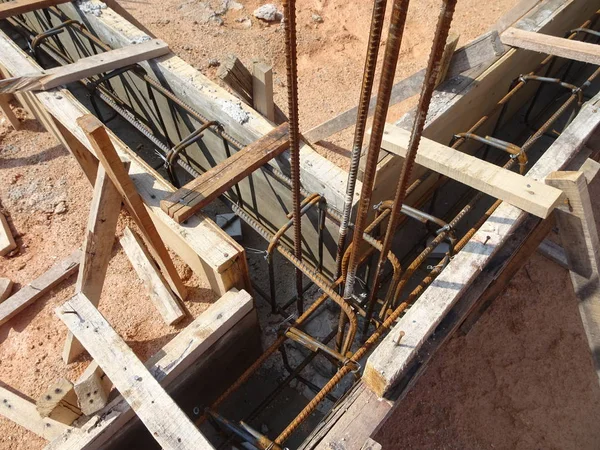 敷地内の一時木材合板を使用して建設中の地上ビームを構築します 補強鋼による補強構造物の強化 — ストック写真