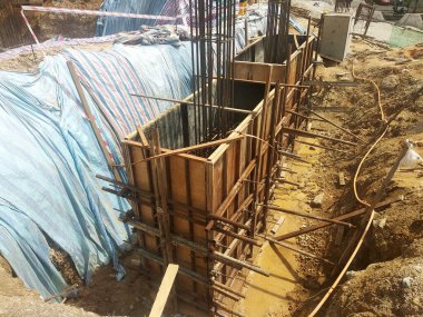 Şantiyede inşaat halindeki kazık kapağı ve sütun kütüğü. Kalıp olarak kontrplak kereste ile betonarme kullanılarak inşa.