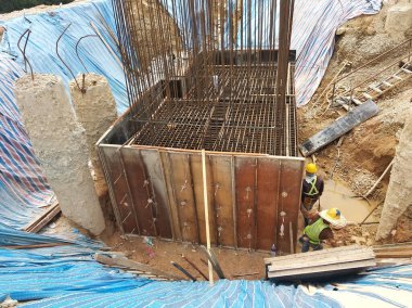 Şantiyede inşaat halindeki kazık kapağı ve sütun kütüğü. Kalıp olarak kontrplak kereste ile betonarme kullanılarak inşa.