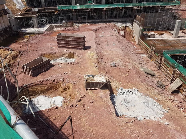 建設現場で建設中の杭キャップと柱切り株 合板材を造形として鉄筋コンクリートを使用して建設 — ストック写真