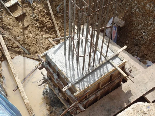 在施工现场正在施工的桩盖和柱桩 使用钢筋混凝土 以胶合板木材为成形 — 图库照片