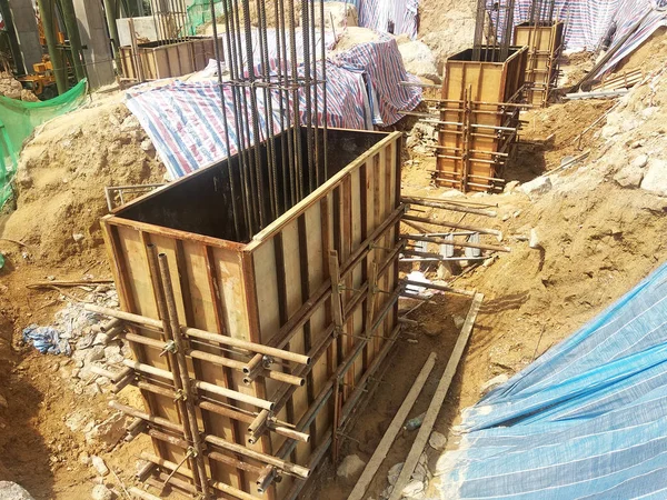 建設現場で建設中の杭キャップと柱切り株 合板材を造形として鉄筋コンクリートを使用して建設 — ストック写真