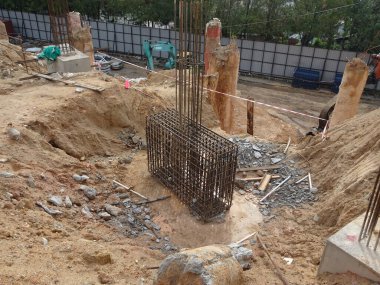 Kuala Lumpur, Malezya - 6 Eylül 2019: İnşaat alanında inşaat halindeki yığın ve sütun kütüğü. Kontrplak kerestesiyle güçlendirilmiş beton kullanılarak yapıldı..