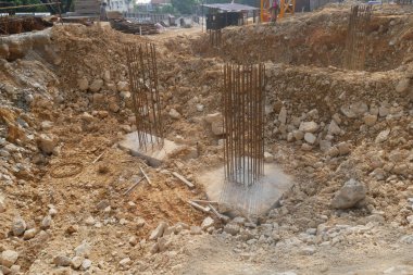 İnşaat alanında döküm kapağı. Bina temel sisteminin bir parçasıdır. Çıkıntılı inşaat demiri çalışmanın bir sonraki aşaması için..