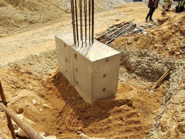 İnşaat alanında döküm kapağı. Bina temel sisteminin bir parçasıdır. Çıkıntılı inşaat demiri çalışmanın bir sonraki aşaması için..