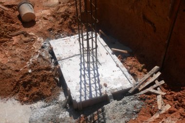 İnşaat alanında döküm kapağı. Bina temel sisteminin bir parçasıdır. Çıkıntılı inşaat demiri çalışmanın bir sonraki aşaması için..