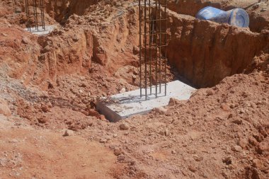 İnşaat alanında döküm kapağı. Bina temel sisteminin bir parçasıdır. Çıkıntılı inşaat demiri çalışmanın bir sonraki aşaması için..