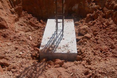 İnşaat alanında döküm kapağı. Bina temel sisteminin bir parçasıdır. Çıkıntılı inşaat demiri çalışmanın bir sonraki aşaması için..