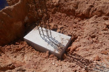 İnşaat alanında döküm kapağı. Bina temel sisteminin bir parçasıdır. Çıkıntılı inşaat demiri çalışmanın bir sonraki aşaması için..