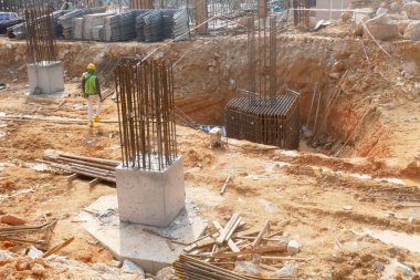 Kuala Lumpur, Malezya - 6 Eylül 2019: İnşaat alanında döküm kapağı. Bina temel sisteminin bir parçasıdır. Çıkıntılı inşaat demiri çalışmanın bir sonraki aşaması için..