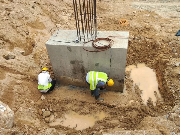 İnşaat alanında döküm kapağı. Bina temel sisteminin bir parçasıdır. Çıkıntılı inşaat demiri çalışmanın bir sonraki aşaması için..
