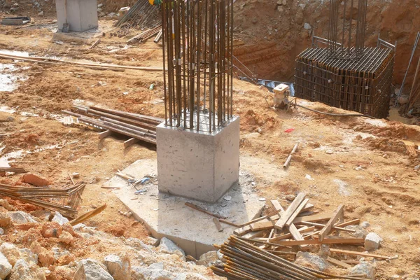建設現場で杭キャップを鋳造しました 建物の基礎システムの一部です 誇り高いリバーは仕事の次の段階のためです — ストック写真